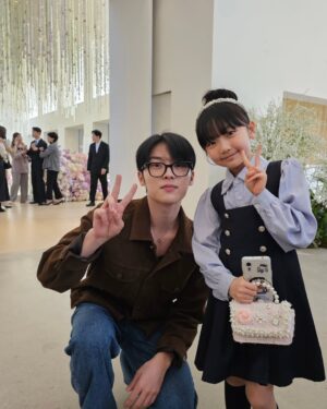 Gi So-you Instagram - 약한영웅 보고  팬이 되버린 엄마의
사심담아 용기내어 찍은 사진🤣🤣
약한영웅 다른배우님들도 찍고싶었지만
또 말못함 😭
다들 너무 착하시고  잘생김! 
다음에 꼭  작품에서 뵙길요♡
응원하겠습니다 🙈🙈😻🙊
ㆍ
ㆍ
ㆍ
@_choiiii__ 
📷 감사합니다
ㆍ
ㆍ
ㆍ
#최현욱배우님#응원하겠습니다 
#약한영웅#대박나세요#4월25일#시즌2
#넷플릭스 #많은관심부탁드려요 

#침범#영화개봉중#아직못보신분#빨리보러가주세요😙
#많이사랑해주세요 
#침범#사랑합니다❤️❣️