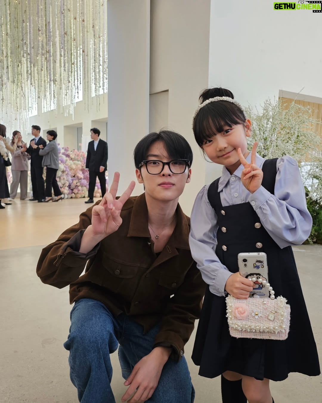 Gi So-you - 15.7K Likes - 약한영웅 보고 팬이 되버린 엄마의
사심담아 용기내어 찍은 사진🤣🤣
약한영웅 다른배우님들도 찍고싶었지만
또 말못함 😭
다들 너무 착하시고 잘생김!
다음에 꼭 작품에서 뵙길요♡
응원하겠습니다 🙈🙈😻🙊
ㆍ
ㆍ
ㆍ
@_choiiii__
📷 감사합니다
ㆍ
ㆍ
ㆍ
#최현욱배우님#응원하겠습니다
#약한영웅#대박나세요#4월25일#시즌2
#넷플릭스 #많은관심부탁드려요
#침범#영화개봉중#아직못보신분#빨리보러가주세요😙
#많이사랑해주세요
#침범#사랑합니다❤️❣️