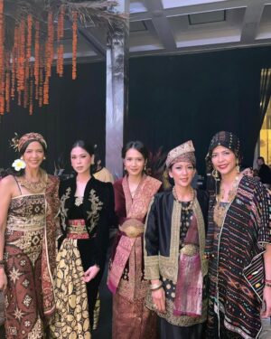 Gista Putri Instagram - Completely in love by this design made by the one and only Mama @gheapanggabeanprivate 
From first sight, you just can tell it was made through her love of Indonesian culture and heritage @gheafashionstudio