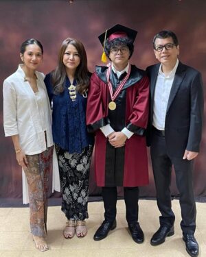 Gista Putri Instagram - Congratulations adek @sultansaladynetama 🤍 We’re so proud of you and honored to celebrate graduation day with you.