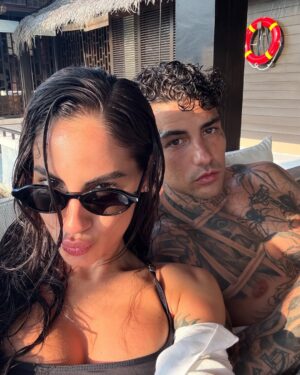 Giulia De Lellis Instagram - 🥥🤍🐚🌴🫶🏻🏹