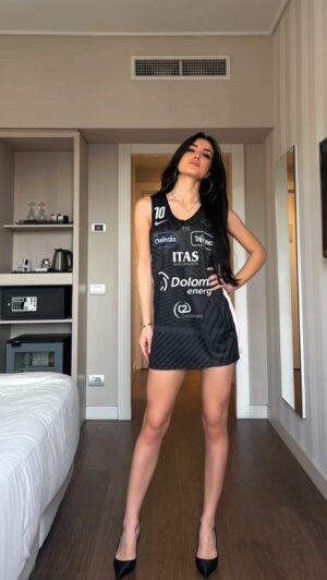 Giusy Meloni Instagram - Today is the day!! Milano vs Trento🏀🎤