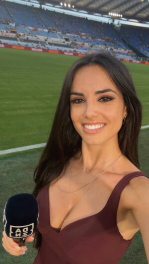 Giusy Meloni Instagram - La 𝒑𝒓𝒊𝒎𝒂 𝒗𝒐𝒍𝒕𝒂 di @giusymeloni nella DAZN squad ✨
Cosa c’è di meglio della 𝐦𝐚𝐠𝐢𝐚 dell’Olimpico? 🏟️

#RomaEmpoli #DAZN