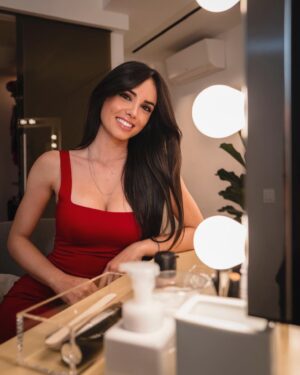 Giusy Meloni Instagram - Backstage 💃🏻🎬 
È stato un piacere collaborare con @centuryitalia #CenturylnTV #ilgeniodellilluminazione #striscialanotizia #adv