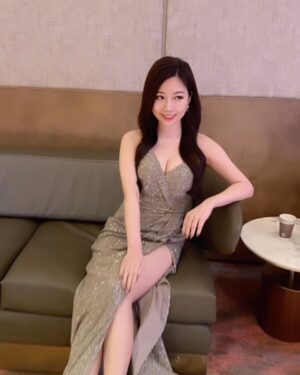 Gladys Tsai Instagram - 最近最大的感想就是
再怎麼努力賺錢
都比不上股市裡賠掉的錢😂
我朋友說
再這樣下去她都不想省吃儉用了
與其錢錢被川普燒光
還不如自己花光😆
(咦！怎麼好像有點道理)
#主持富邦MVP晚宴
#每天被工作填滿好開心
💄 @yunnietang_makeup 
👗 @artizstudio.tw @gracekelly.tw 
#love #life #work #ootd #dress #host #mc #party 
#工作 #生活 #日常 #主持 #主持人 #禮服 #晚宴