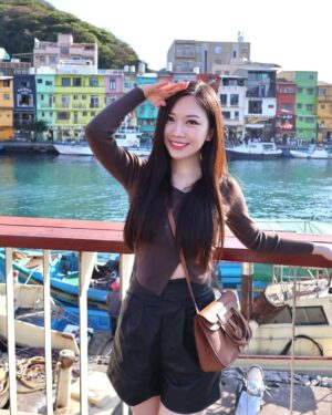 Gladys Tsai Instagram - 帶妳去看海吧🌊
工作結束後開車說走就走的一天
到基隆看山看海逛廟口吃小吃
春光明媚豔陽高照
一顆心也被曬得暖洋洋☀️
#love #life #lifestyle #relax #trip #friends #travelgram #ootd #sun #sea #rainbow 
#生活 #日常 #旅行 #基隆 #彩虹屋 #朋友