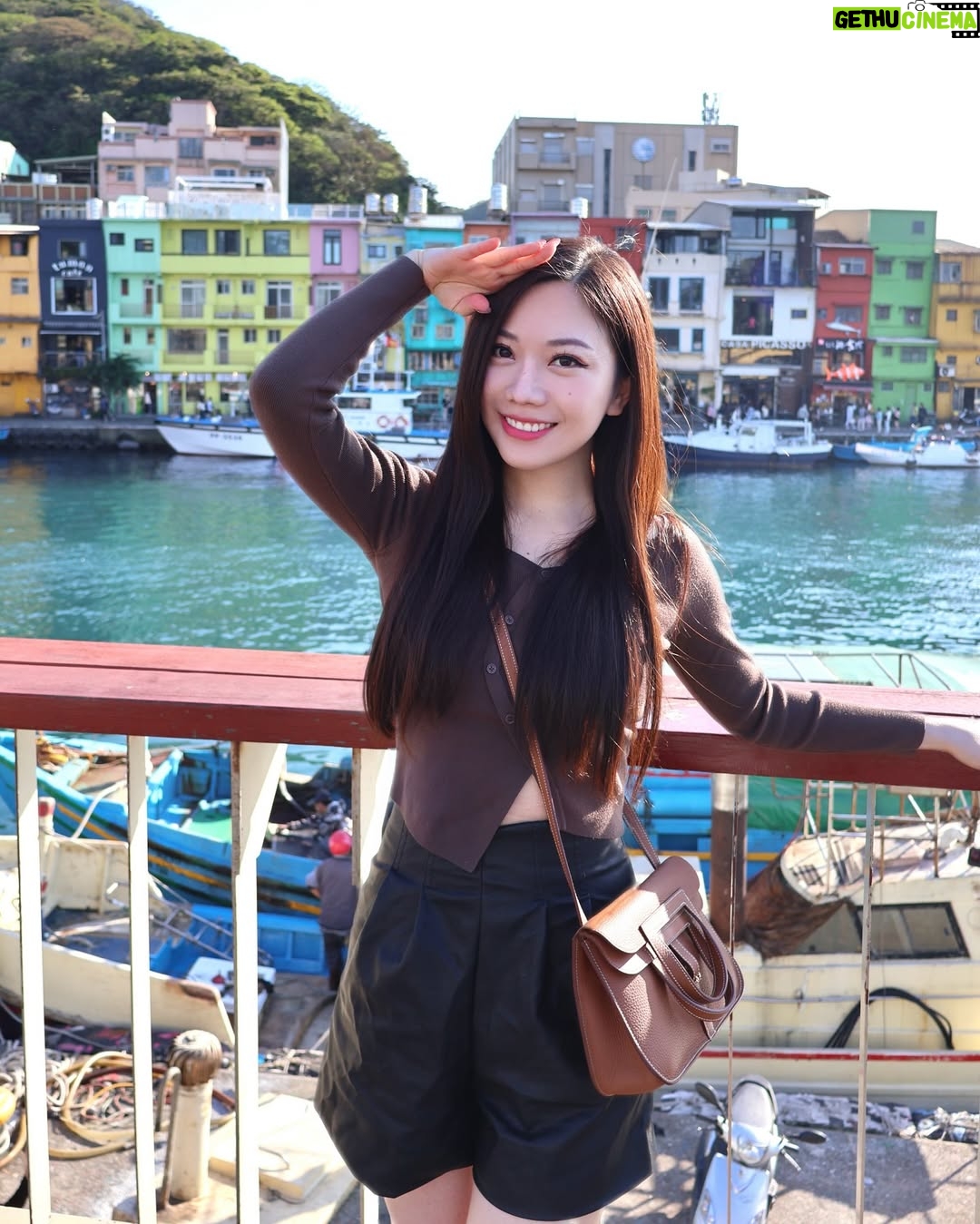 Gladys Tsai - 14.5K Likes - 帶妳去看海吧🌊
工作結束後開車說走就走的一天
到基隆看山看海逛廟口吃小吃
春光明媚豔陽高照
一顆心也被曬得暖洋洋☀️
#love #life #lifestyle #relax #trip #friends #travelgram #ootd #sun #sea #rainbow
#生活 #日常 #旅行 #基隆 #彩虹屋 #朋友