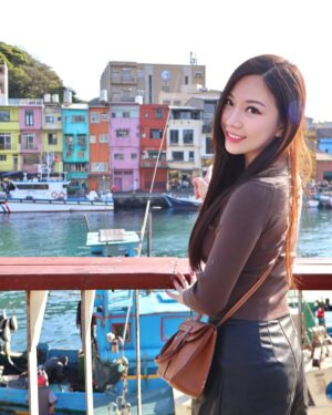 Gladys Tsai Instagram - 帶妳去看海吧🌊
工作結束後開車說走就走的一天
到基隆看山看海逛廟口吃小吃
春光明媚豔陽高照
一顆心也被曬得暖洋洋☀️
#love #life #lifestyle #relax #trip #friends #travelgram #ootd #sun #sea #rainbow 
#生活 #日常 #旅行 #基隆 #彩虹屋 #朋友