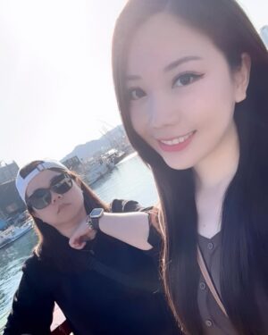 Gladys Tsai Instagram - 帶妳去看海吧🌊
工作結束後開車說走就走的一天
到基隆看山看海逛廟口吃小吃
春光明媚豔陽高照
一顆心也被曬得暖洋洋☀️
#love #life #lifestyle #relax #trip #friends #travelgram #ootd #sun #sea #rainbow 
#生活 #日常 #旅行 #基隆 #彩虹屋 #朋友