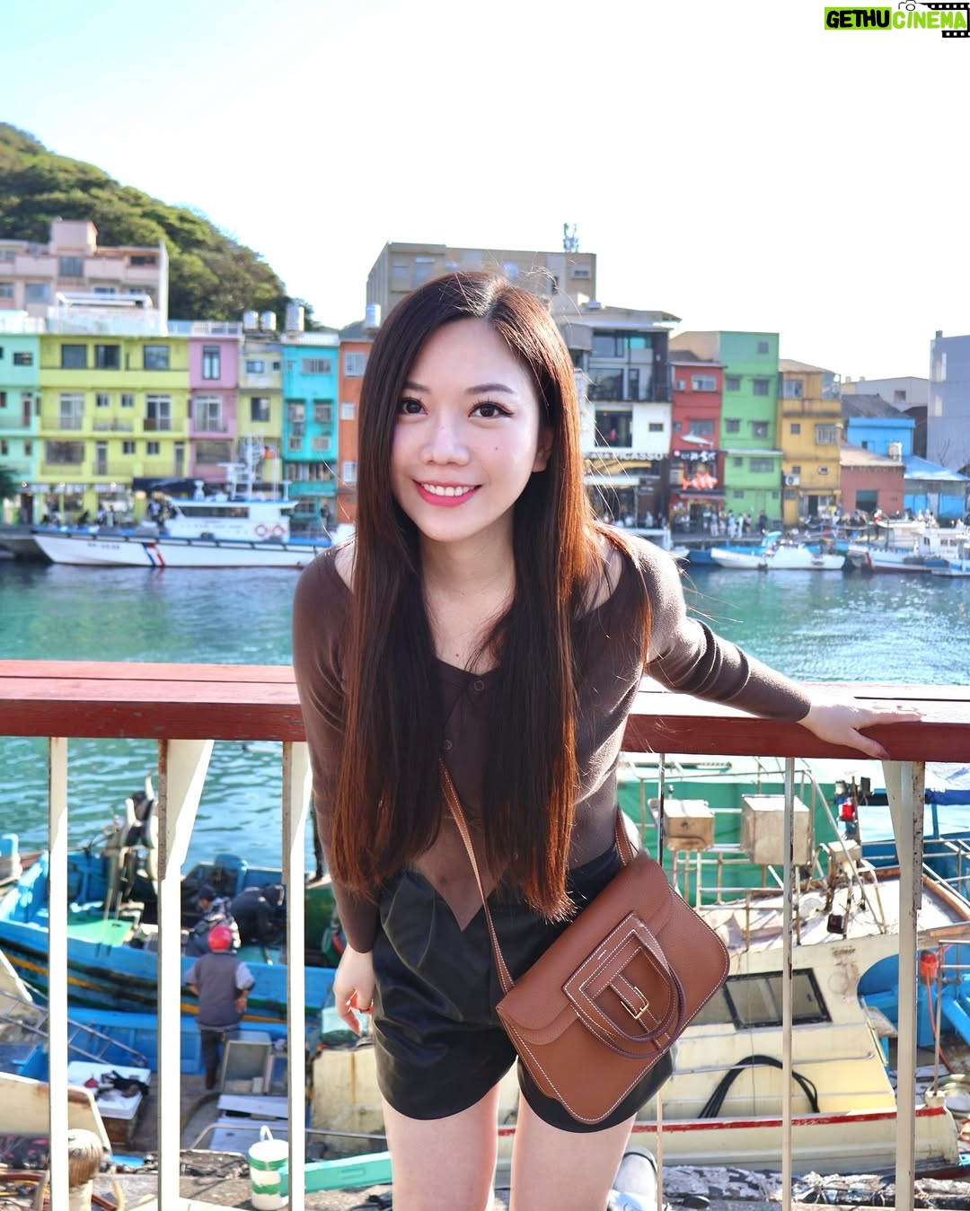 Gladys Tsai - 14.5K Likes - 帶妳去看海吧🌊
工作結束後開車說走就走的一天
到基隆看山看海逛廟口吃小吃
春光明媚豔陽高照
一顆心也被曬得暖洋洋☀️
#love #life #lifestyle #relax #trip #friends #travelgram #ootd #sun #sea #rainbow
#生活 #日常 #旅行 #基隆 #彩虹屋 #朋友