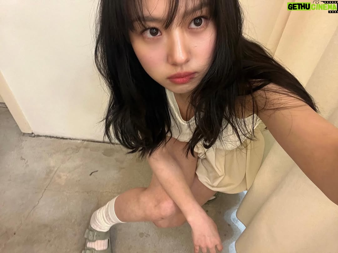 Go Min-si - 422.9K Likes - Hold on