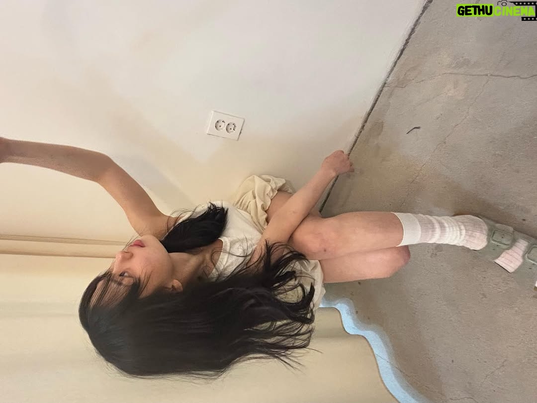 Go Min-si - 422.9K Likes - Hold on