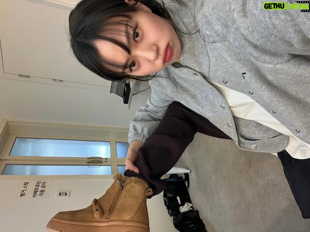 Go Min-si - 422.9K Likes - Hold on