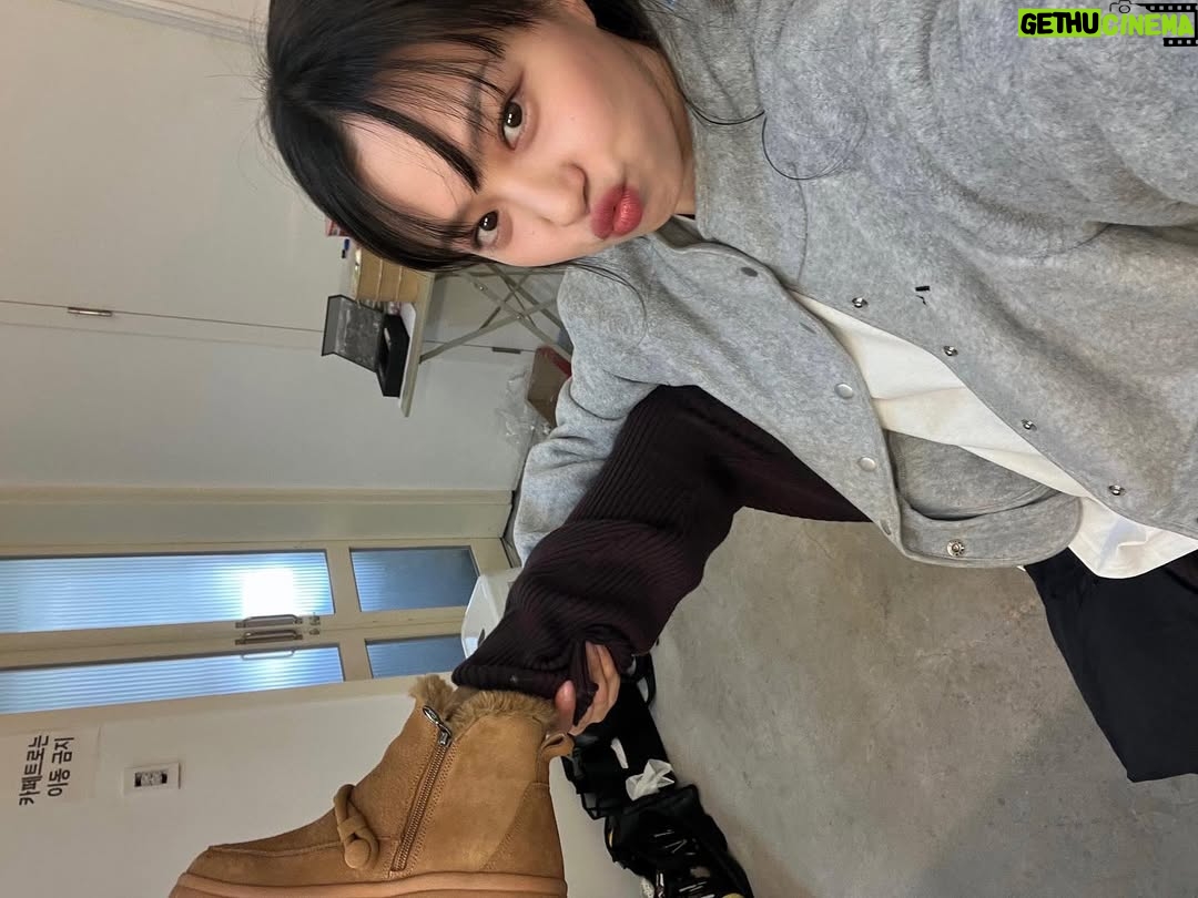 Go Min-si - 422.9K Likes - Hold on