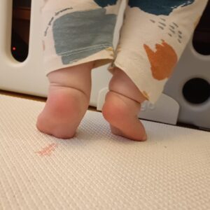Gonca Vuslateri Instagram - Benim bayramım yok. 

Tamamen şahsi sebeplerim kaynaklı, bayram kutlamam.

Memleketim mesela. Şahsi sebeplerimden biridir. 

Bir gün olsun derdini unutmam.

Çocuklar eğlensin, bayramda el öpsünler, mutfakta kalan kısırları kemirsinler, kek kalıplarından vanilyalar çalsınlar bi parmak, büyükleri dedikodu yaparken yer yatağında ninni gibi dinleyip uyuyakalsınlar.. ben dedemin annesini gördüm, benim sırlarımı bilen insandı.. herkese bir Atike nasip olsun.. büyüklerden para alsınlar.. 

Gençlerimiz, çocuklarımız yüzleri gülsün. 

İnsanın bir çocukken bir de gençliğinde o mucizevi özelliğinden faydalandığı en kutsal maneviyatımız, 40’a yaklaşırken sessizce terk ediyor evi. 

Geriye hatırladığınız kadar tarifini uyguladığınız bir yemek gibi akılda kalanıyla ömür geçiyor:

Nedir arkadaşım o? 

Empati.

Her zaman evini değil, 

Bazen kendini de terk edip gidebilmeli insan.

Gidilecek bir mekan olarak her gün gözlerinin içine baktığı insanı da seçebilir ..

Neyse.

‘Yerine’ kendinizi koymayın yani. 
Kendinizi başkasının yerine koyduğunuz yerde bir süre unutun. 
Biraz özlesin sizi. 💫

Empati öyle çıtkırıldım bir mesele değil ve kıymetini en iyi çocuklar ve gençler bilir🌹

Büyüklerimin ellerinden öperim, bazı büyüklerime ise sadece kafa selamı veririm.
Ama küçüklerime kurban olurum.

İyi bayramlar