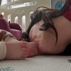 Gonca Vuslateri Instagram - Benim bayramım yok. 

Tamamen şahsi sebeplerim kaynaklı, bayram kutlamam.

Memleketim mesela. Şahsi sebeplerimden biridir. 

Bir gün olsun derdini unutmam.

Çocuklar eğlensin, bayramda el öpsünler, mutfakta kalan kısırları kemirsinler, kek kalıplarından vanilyalar çalsınlar bi parmak, büyükleri dedikodu yaparken yer yatağında ninni gibi dinleyip uyuyakalsınlar.. ben dedemin annesini gördüm, benim sırlarımı bilen insandı.. herkese bir Atike nasip olsun.. büyüklerden para alsınlar.. 

Gençlerimiz, çocuklarımız yüzleri gülsün. 

İnsanın bir çocukken bir de gençliğinde o mucizevi özelliğinden faydalandığı en kutsal maneviyatımız, 40’a yaklaşırken sessizce terk ediyor evi. 

Geriye hatırladığınız kadar tarifini uyguladığınız bir yemek gibi akılda kalanıyla ömür geçiyor:

Nedir arkadaşım o? 

Empati.

Her zaman evini değil, 

Bazen kendini de terk edip gidebilmeli insan.

Gidilecek bir mekan olarak her gün gözlerinin içine baktığı insanı da seçebilir ..

Neyse.

‘Yerine’ kendinizi koymayın yani. 
Kendinizi başkasının yerine koyduğunuz yerde bir süre unutun. 
Biraz özlesin sizi. 💫

Empati öyle çıtkırıldım bir mesele değil ve kıymetini en iyi çocuklar ve gençler bilir🌹

Büyüklerimin ellerinden öperim, bazı büyüklerime ise sadece kafa selamı veririm.
Ama küçüklerime kurban olurum.

İyi bayramlar