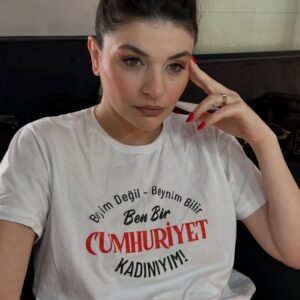 Gonca Vuslateri Instagram - Benim bayramım yok. 

Tamamen şahsi sebeplerim kaynaklı, bayram kutlamam.

Memleketim mesela. Şahsi sebeplerimden biridir. 

Bir gün olsun derdini unutmam.

Çocuklar eğlensin, bayramda el öpsünler, mutfakta kalan kısırları kemirsinler, kek kalıplarından vanilyalar çalsınlar bi parmak, büyükleri dedikodu yaparken yer yatağında ninni gibi dinleyip uyuyakalsınlar.. ben dedemin annesini gördüm, benim sırlarımı bilen insandı.. herkese bir Atike nasip olsun.. büyüklerden para alsınlar.. 

Gençlerimiz, çocuklarımız yüzleri gülsün. 

İnsanın bir çocukken bir de gençliğinde o mucizevi özelliğinden faydalandığı en kutsal maneviyatımız, 40’a yaklaşırken sessizce terk ediyor evi. 

Geriye hatırladığınız kadar tarifini uyguladığınız bir yemek gibi akılda kalanıyla ömür geçiyor:

Nedir arkadaşım o? 

Empati.

Her zaman evini değil, 

Bazen kendini de terk edip gidebilmeli insan.

Gidilecek bir mekan olarak her gün gözlerinin içine baktığı insanı da seçebilir ..

Neyse.

‘Yerine’ kendinizi koymayın yani. 
Kendinizi başkasının yerine koyduğunuz yerde bir süre unutun. 
Biraz özlesin sizi. 💫

Empati öyle çıtkırıldım bir mesele değil ve kıymetini en iyi çocuklar ve gençler bilir🌹

Büyüklerimin ellerinden öperim, bazı büyüklerime ise sadece kafa selamı veririm.
Ama küçüklerime kurban olurum.

İyi bayramlar