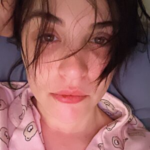 Gonca Vuslateri Instagram - Benim bayramım yok. 

Tamamen şahsi sebeplerim kaynaklı, bayram kutlamam.

Memleketim mesela. Şahsi sebeplerimden biridir. 

Bir gün olsun derdini unutmam.

Çocuklar eğlensin, bayramda el öpsünler, mutfakta kalan kısırları kemirsinler, kek kalıplarından vanilyalar çalsınlar bi parmak, büyükleri dedikodu yaparken yer yatağında ninni gibi dinleyip uyuyakalsınlar.. ben dedemin annesini gördüm, benim sırlarımı bilen insandı.. herkese bir Atike nasip olsun.. büyüklerden para alsınlar.. 

Gençlerimiz, çocuklarımız yüzleri gülsün. 

İnsanın bir çocukken bir de gençliğinde o mucizevi özelliğinden faydalandığı en kutsal maneviyatımız, 40’a yaklaşırken sessizce terk ediyor evi. 

Geriye hatırladığınız kadar tarifini uyguladığınız bir yemek gibi akılda kalanıyla ömür geçiyor:

Nedir arkadaşım o? 

Empati.

Her zaman evini değil, 

Bazen kendini de terk edip gidebilmeli insan.

Gidilecek bir mekan olarak her gün gözlerinin içine baktığı insanı da seçebilir ..

Neyse.

‘Yerine’ kendinizi koymayın yani. 
Kendinizi başkasının yerine koyduğunuz yerde bir süre unutun. 
Biraz özlesin sizi. 💫

Empati öyle çıtkırıldım bir mesele değil ve kıymetini en iyi çocuklar ve gençler bilir🌹

Büyüklerimin ellerinden öperim, bazı büyüklerime ise sadece kafa selamı veririm.
Ama küçüklerime kurban olurum.

İyi bayramlar