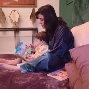 Gonca Vuslateri Instagram - Benim bayramım yok. 

Tamamen şahsi sebeplerim kaynaklı, bayram kutlamam.

Memleketim mesela. Şahsi sebeplerimden biridir. 

Bir gün olsun derdini unutmam.

Çocuklar eğlensin, bayramda el öpsünler, mutfakta kalan kısırları kemirsinler, kek kalıplarından vanilyalar çalsınlar bi parmak, büyükleri dedikodu yaparken yer yatağında ninni gibi dinleyip uyuyakalsınlar.. ben dedemin annesini gördüm, benim sırlarımı bilen insandı.. herkese bir Atike nasip olsun.. büyüklerden para alsınlar.. 

Gençlerimiz, çocuklarımız yüzleri gülsün. 

İnsanın bir çocukken bir de gençliğinde o mucizevi özelliğinden faydalandığı en kutsal maneviyatımız, 40’a yaklaşırken sessizce terk ediyor evi. 

Geriye hatırladığınız kadar tarifini uyguladığınız bir yemek gibi akılda kalanıyla ömür geçiyor:

Nedir arkadaşım o? 

Empati.

Her zaman evini değil, 

Bazen kendini de terk edip gidebilmeli insan.

Gidilecek bir mekan olarak her gün gözlerinin içine baktığı insanı da seçebilir ..

Neyse.

‘Yerine’ kendinizi koymayın yani. 
Kendinizi başkasının yerine koyduğunuz yerde bir süre unutun. 
Biraz özlesin sizi. 💫

Empati öyle çıtkırıldım bir mesele değil ve kıymetini en iyi çocuklar ve gençler bilir🌹

Büyüklerimin ellerinden öperim, bazı büyüklerime ise sadece kafa selamı veririm.
Ama küçüklerime kurban olurum.

İyi bayramlar