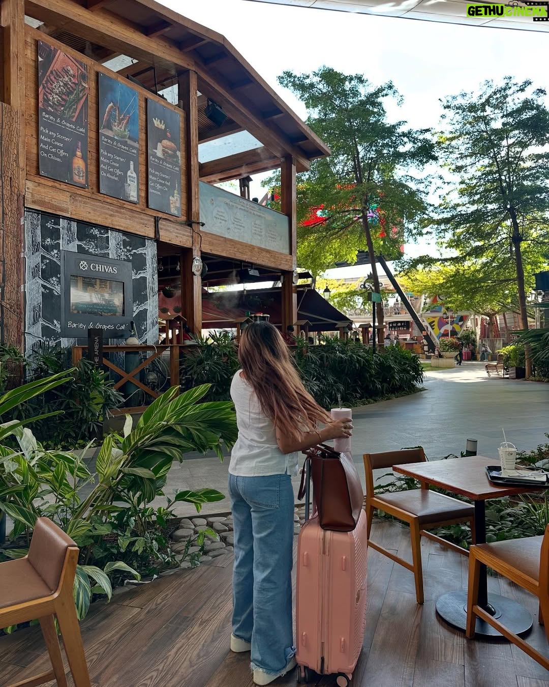 Gopali Tiwari - 35.2K Likes - Hello from Bangalore! 🌆☕ Ab batao, kahan milega best coffee, best food, shopping spot aur must-visit places? 👀 Drop your recs, Bangalore peeps! 🏃♀️✨ #BangaloreDiaries