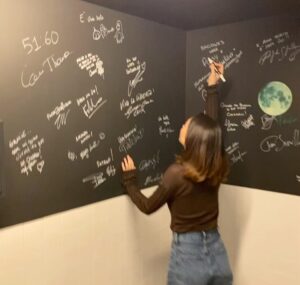 Greta Scarano Instagram - Un’amicizia nata sul posto di lavoro e tante cose in comune. La passione per i videogiochi, il carattere fumantino, i programmi trash. Due neo amiche a confronto con un film nelle sale. @gretascarano @matildadeangelis 🤗

Da lunedì 14 fuori su YouTube, Spotify e tutte le piattaforme audio. Link in bio 🔗