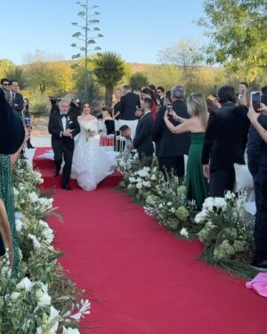 Gretel Valdez Instagram - Que Vivan los Novios 💫. Algo que disfruto es ver a la gente feliz y ayer sin duda brillaron @sofia_96castro @pbernotk 👰🤵 💫♥️ ……. @benitosantosoficial eres lo máximo ame mi vestido 👗🙌🏼