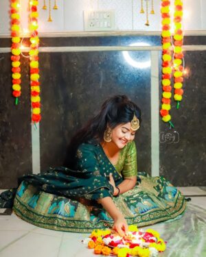 Gungun Gupta Instagram - Diwali is all about celebrating life with the people you love❤️ May your home be filled with good vibes and positivity✨
.
.
.
#gungungupta #instagram #instagood #instadaily #diwali #diwalicelebration #ootd #fashion #explore #explorepage #exploremore #photooftheday #photo #photography #festivevibes #delhi
