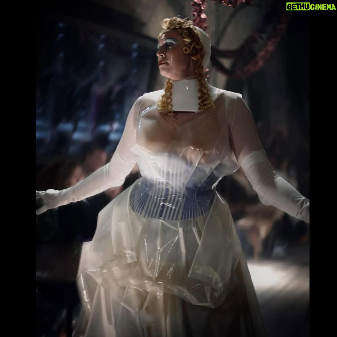 Gwendoline Christie - 116K Likes - Maison Margiela Artisanal 2024 Collection by @jgalliano .
Look 44
Overdress and an underdress in white silk taffeta with retrograding in seeping silicone coating worn over a blue-and-white striped cotton poplin stripe-tease corset and a white silk knitted bodysuit, underpinned by a silicone hip prothèse matching the skin tone of the muse. A porcelain-imitation moulded leather breastplate, a white leather small top-handle Snatched bag, white silk stockings, and white leather pumps by Christian Louboutin for Maison Margiela enveloped in white stocking material. White paper maché, clay, string and stretch-tulle lay doll gloves overlaid in white silk jersey.
Model @gwendolineuniverse
@maisonmargiela 🤍