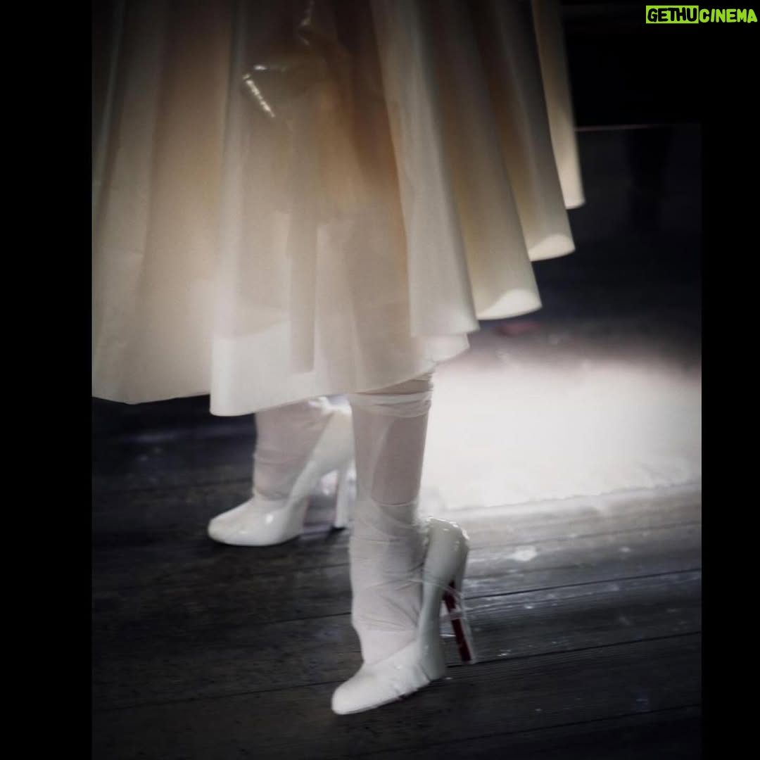 Gwendoline Christie - 116K Likes - Maison Margiela Artisanal 2024 Collection by @jgalliano .
Look 44
Overdress and an underdress in white silk taffeta with retrograding in seeping silicone coating worn over a blue-and-white striped cotton poplin stripe-tease corset and a white silk knitted bodysuit, underpinned by a silicone hip prothèse matching the skin tone of the muse. A porcelain-imitation moulded leather breastplate, a white leather small top-handle Snatched bag, white silk stockings, and white leather pumps by Christian Louboutin for Maison Margiela enveloped in white stocking material. White paper maché, clay, string and stretch-tulle lay doll gloves overlaid in white silk jersey.
Model @gwendolineuniverse
@maisonmargiela 🤍