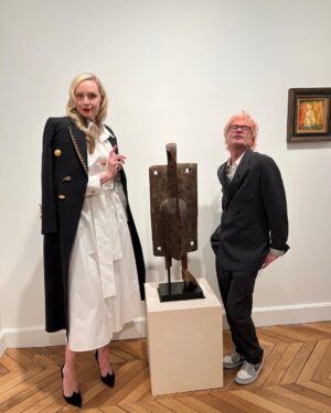 Gwendoline Christie Instagram - RARA AVIS! Congratulations @jerry_stafford on your soaring exhibition @whitecube Paris! 🪶✨
A beautifully curated selection of works by artists such as @traceyeminstudio and @_leonorfini_ @robgmacfarlane , focused on a lifelong fascination with BIRDS.

‘Birds are performance artists, shapeshifters, global ambassadors, messengers between worlds, musical maestros and biological miracles whose often evasive or half glimpsed presence and significance underscores not only our daily lives but also our subconscious wanderings.’

Thank you @schiaparelli and Socrates @lebristolparis 🦜◻️🕊