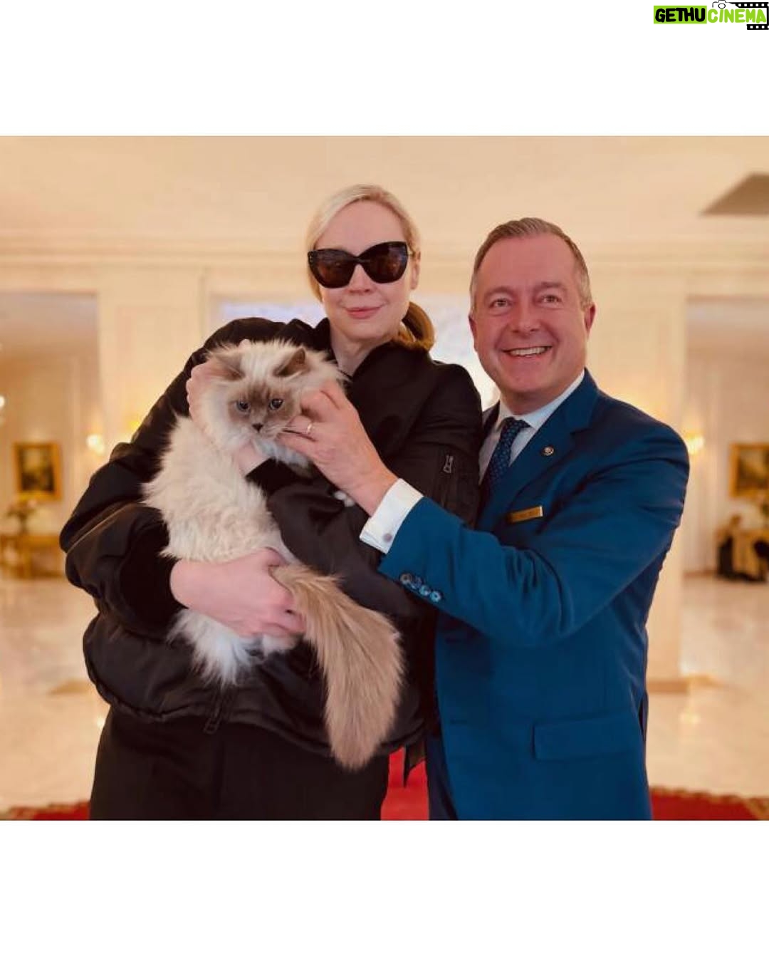 Gwendoline Christie - 120.6K Likes - RARA AVIS! Congratulations @jerry_stafford on your soaring exhibition @whitecube Paris! 🪶✨
A beautifully curated selection of works by artists such as @traceyeminstudio and @_leonorfini_ @robgmacfarlane , focused on a lifelong fascination with BIRDS.
‘Birds are performance artists, shapeshifters, global ambassadors, messengers between worlds, musical maestros and biological miracles whose often evasive or half glimpsed presence and significance underscores not only our daily lives but also our subconscious wanderings.’
Thank you @schiaparelli and Socrates @lebristolparis 🦜◻️🕊