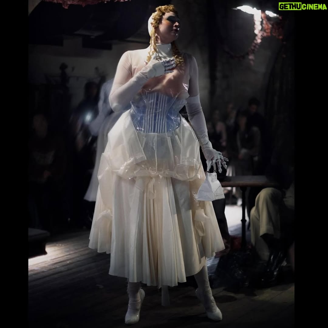 Gwendoline Christie - 116K Likes - Maison Margiela Artisanal 2024 Collection by @jgalliano .
Look 44
Overdress and an underdress in white silk taffeta with retrograding in seeping silicone coating worn over a blue-and-white striped cotton poplin stripe-tease corset and a white silk knitted bodysuit, underpinned by a silicone hip prothèse matching the skin tone of the muse. A porcelain-imitation moulded leather breastplate, a white leather small top-handle Snatched bag, white silk stockings, and white leather pumps by Christian Louboutin for Maison Margiela enveloped in white stocking material. White paper maché, clay, string and stretch-tulle lay doll gloves overlaid in white silk jersey.
Model @gwendolineuniverse
@maisonmargiela 🤍