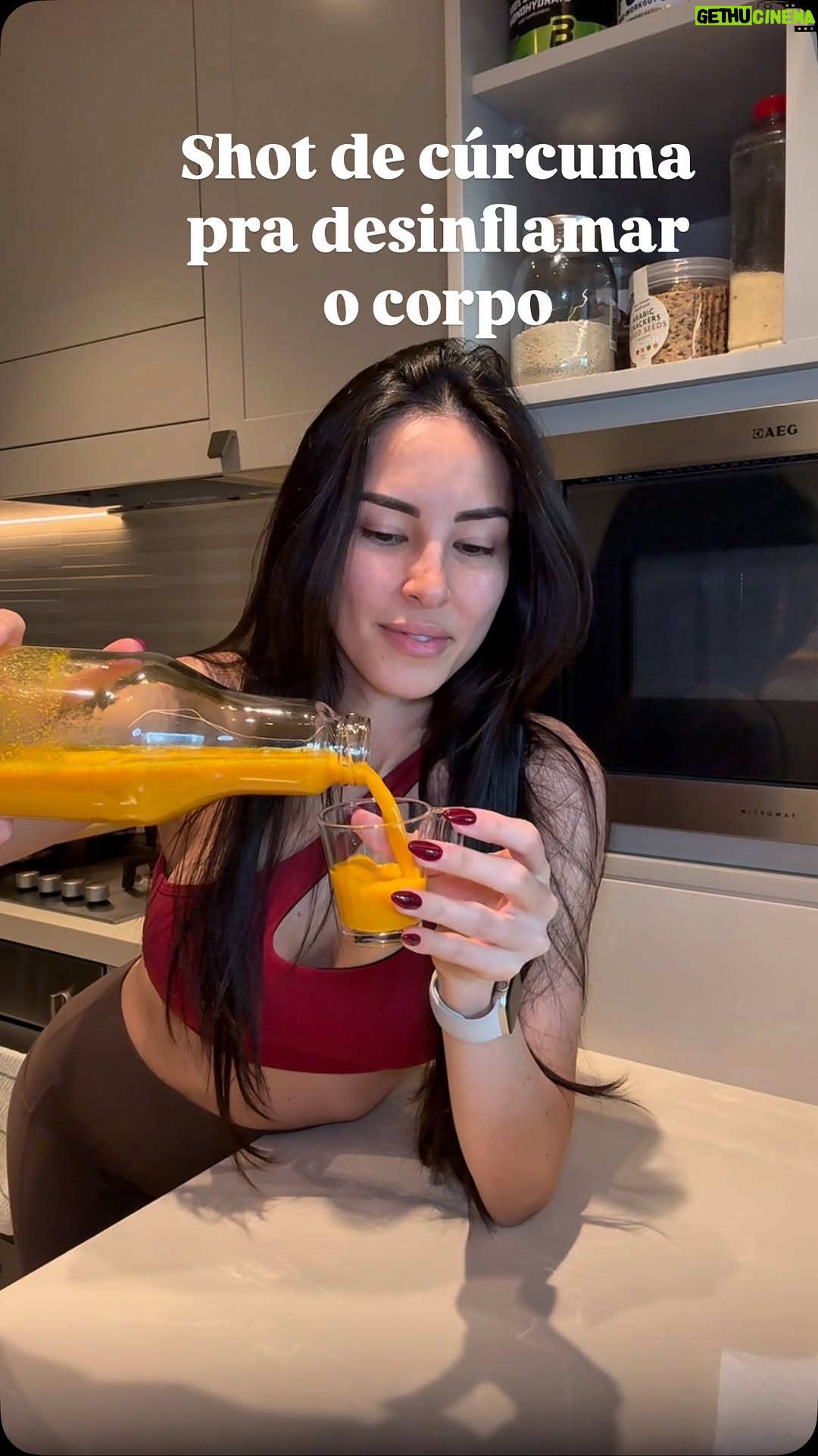 Hagda Prata - 1.1K Likes - Ingredientes:
250g de cúrcuma 🫚
125g de gengibre 🫚
2 laranjas 🍊
Pode adicionar um pouquinho de mel pra adoçar 🍯
Coloque as raizes com casca no extrator, ou liquidificador, e as laranjas descascadas. Tome um shot por dia, de preferência em jejum, durante 30 dias e você vai desinflamar o seu corpo. O ideal seria evitar o consumo de alimentos inflamatórios, pq não adianta desinflamar e depois inflamar tudo de novo, né? 😄