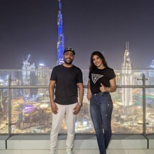 Haidy Moussa Instagram - فاكر ليها  ايام بتصبر بيها 💜
مع الفنان #تامر_عاشور و الاصدقاء 💜
احلى جمعه 
#haidymoussa #هايدي_موسى #singer #tamerashour #dubai #egypt