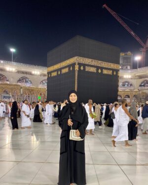 Haidy Moussa Instagram - "اللهُمَّ زِدْ هذا البيتَ تشريفًا وتعظيمًا وتكريمًا ومهابةً وزِدْ مَن شرَّفَهُ وَعَظَّمَهُ ممن حَجَّه أو اعْتَمَرَه تشريفًا وتكريمًا وتعظيمًا وبِراً

#saudiarabia #mekkah #haidymoussa