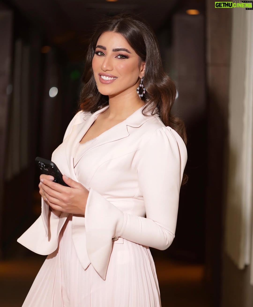 Haidy Moussa - 14.9K Likes - 🇸🇦🤍🇪🇬
_________
Jumpsuit from @aisha.couture.eg
Photographer @nhh22c
Makeup @monamakeup.artist
Hairdresser @seren_hairstyle
#haidymoussa #newyear #happiness #الحمدلله #explore #loveyou