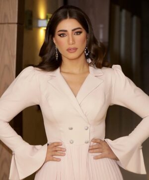 Haidy Moussa Instagram - 🇸🇦🤍🇪🇬
_________
Jumpsuit from @aisha.couture.eg 
Photographer @nhh22c 
Makeup @monamakeup.artist 
Hairdresser @seren_hairstyle 

#haidymoussa #newyear #happiness #الحمدلله #explore #loveyou