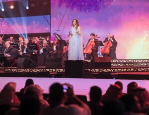 Haidy Moussa Instagram - ‎ليله جميله من #ليالي_صيف_جده اتبسط فيها بلقائي مع اهل جده و السعوديه 🇸🇦 
#بنش_مارك #هيئة_الترفيه 
_____
Photographer @loomy_kh 
Dressed by @aisha.couture.eg 
Makeup @rashooo_artist 
Hairdresser @meme_nhar22

haidymoussa #jeddah #summernights #benchmark #هيئة_الترفيه #Egypt #saudiarabia🇸🇦