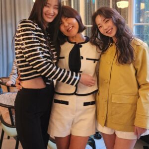 Han Hye-yeon Instagram - 𝐕𝐄𝐑𝐎𝐍𝐈𝐂𝐀 𝐁𝐄𝐀𝐑𝐃

베로니카 비어드의 25 봄 컬럭션 [ IT GIRL] 은
웨어러블은 물론 핏도 뭘입고갈지 고르느라 혼났음😁
두 디자이너의 실용적인 아이템들은 boho chic에서 modern contemporary style까지 갖고 싶은  아이템들이 수두룩^^
PUFF ROOM 함께한 디너에서도 반가운 분들 잔뜩!!!!
Thanks to The Handsome, Veronica Beard for inviting me
🤍🤍🤍🤍🤍

#인생뭐있어 #베로니카비어드 #한섬