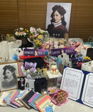 Han Ji-eun Instagram - ANNA 잘가💋 응원해주신 모든 분들 감사합니다~ 덕분에 저에게 도전이었던 연극 무대 소중한 기억으로 무사히 잘 마쳤어요. 지니도 사랑해. #애나엑스 #ANNAX