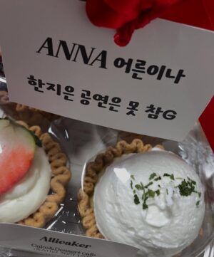 Han Ji-eun Instagram - ANNA 잘가💋 응원해주신 모든 분들 감사합니다~ 덕분에 저에게 도전이었던 연극 무대 소중한 기억으로 무사히 잘 마쳤어요. 지니도 사랑해. #애나엑스 #ANNAX