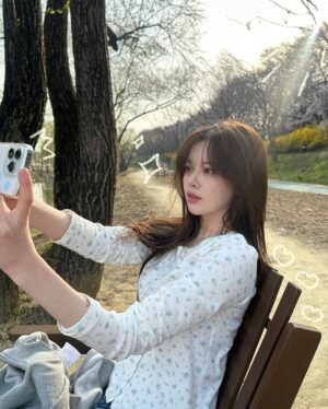 Han Su-ah Instagram - 🌸🌷🌼💗💭💡