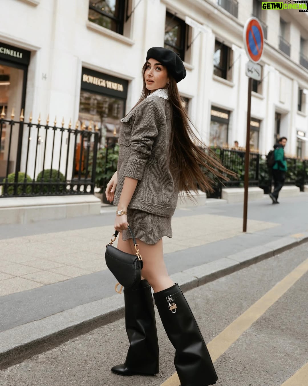 Hana Al Zahed - 373.4K Likes - “Bonjour from Paris! ✨ Celebrating Eid in the beautiful city of lights. Stay tuned for exciting new movies coming your way soon! Wishing you all joy and happiness this Eid.
#eidmubarak 🤍