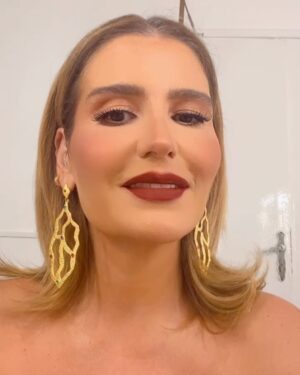 Hana Sheha Instagram - التمثيل لعبه 
وزي اي لعبه ليها قواعد
 اقرا افهم اتواصل و صدق 
ولعبتنا تبان / سهله 
واهم قانون للنجاح فيها هو الحب .. 
وأنا هنا النهارده لتكريم فنانه بتحب شغلها قوي .. 
فنانه مخلصة لفنها .. 
متطوره في أدواتها .. 
مبدعه في ادائها .. 
متنوعه في أدوارها .. 
وست قويه وجدعه وصاحبه صاحبتها .. 
وانا فخورة بيكي قوي و مبسوطة اني موجوده النهارده واني بقدم التكريم ده ل ممثلة مهمه وشاطرة وموهوبه جدا
 .. بحبك قوي 🤩❤️ صبا مبارك 

بحبك قوي ومبسوطة بيكي وليكي قوي ❤️🤩❤️

Thank you @islam.mitwally for your swift literally last minute help to attend this special event to my heart, I love you ❤️ 

Thank you @lauricematta for always caring for me and finding the time to do my makeup, love you beyond words 
Earrings &hand cuff by the talented @yararamzyjewelry
