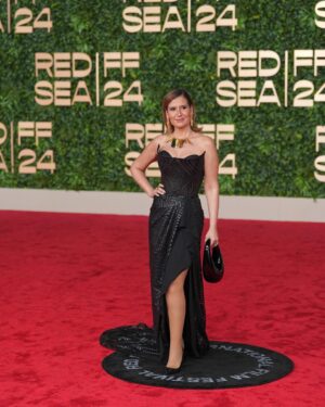 Hana Sheha Instagram - When in black 🖤

From The Sand Castle movie premiere 
@redseafilm 

Glam team 
Stylist @alaasamman_ 
Dress @amjadhamori 
Jewelry @nadosjewellery 
Makeup @darinechbaro 
Hair @styledbysalah 
@salon_mermaid
📸 @maged_helal