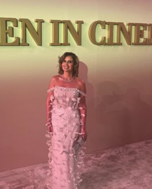 Hana Sheha Instagram - When in white.. I feel 🤍

@redseafilm  2nd day 
Women in cinema party 

Glam team 
Stylist @alaasamman_ 
Dress @amjadhamori 
Jewelry @lazurde 
@salon_mermaid
Makeup @ranim.alturki 
Hair @john.dimirje