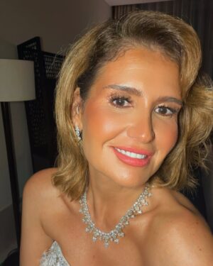 Hana Sheha Instagram - When in white.. I feel 🤍

@redseafilm  2nd day 
Women in cinema party 

Glam team 
Stylist @alaasamman_ 
Dress @amjadhamori 
Jewelry @lazurde 
@salon_mermaid
Makeup @ranim.alturki 
Hair @john.dimirje