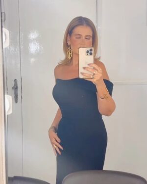 Hana Sheha Instagram - التمثيل لعبه 
وزي اي لعبه ليها قواعد
 اقرا افهم اتواصل و صدق 
ولعبتنا تبان / سهله 
واهم قانون للنجاح فيها هو الحب .. 
وأنا هنا النهارده لتكريم فنانه بتحب شغلها قوي .. 
فنانه مخلصة لفنها .. 
متطوره في أدواتها .. 
مبدعه في ادائها .. 
متنوعه في أدوارها .. 
وست قويه وجدعه وصاحبه صاحبتها .. 
وانا فخورة بيكي قوي و مبسوطة اني موجوده النهارده واني بقدم التكريم ده ل ممثلة مهمه وشاطرة وموهوبه جدا
 .. بحبك قوي 🤩❤️ صبا مبارك 

بحبك قوي ومبسوطة بيكي وليكي قوي ❤️🤩❤️

Thank you @islam.mitwally for your swift literally last minute help to attend this special event to my heart, I love you ❤️ 

Thank you @lauricematta for always caring for me and finding the time to do my makeup, love you beyond words 
Earrings &hand cuff by the talented @yararamzyjewelry