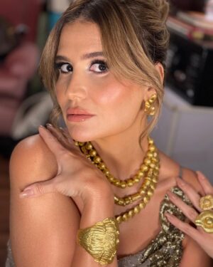 Hana Sheha Instagram - The ever-gorgeous @hanashiha 😍💋Keep glowing, beautiful! ✨ 
Hair : @malaksamy_1 
@alsagheersalons @mostafaalsagheer 
Jewelry: @nadosjewellery 
Body glow: @dormibeauty 
Lashes: @dollslashes_ 
@charlottetilburyarabia