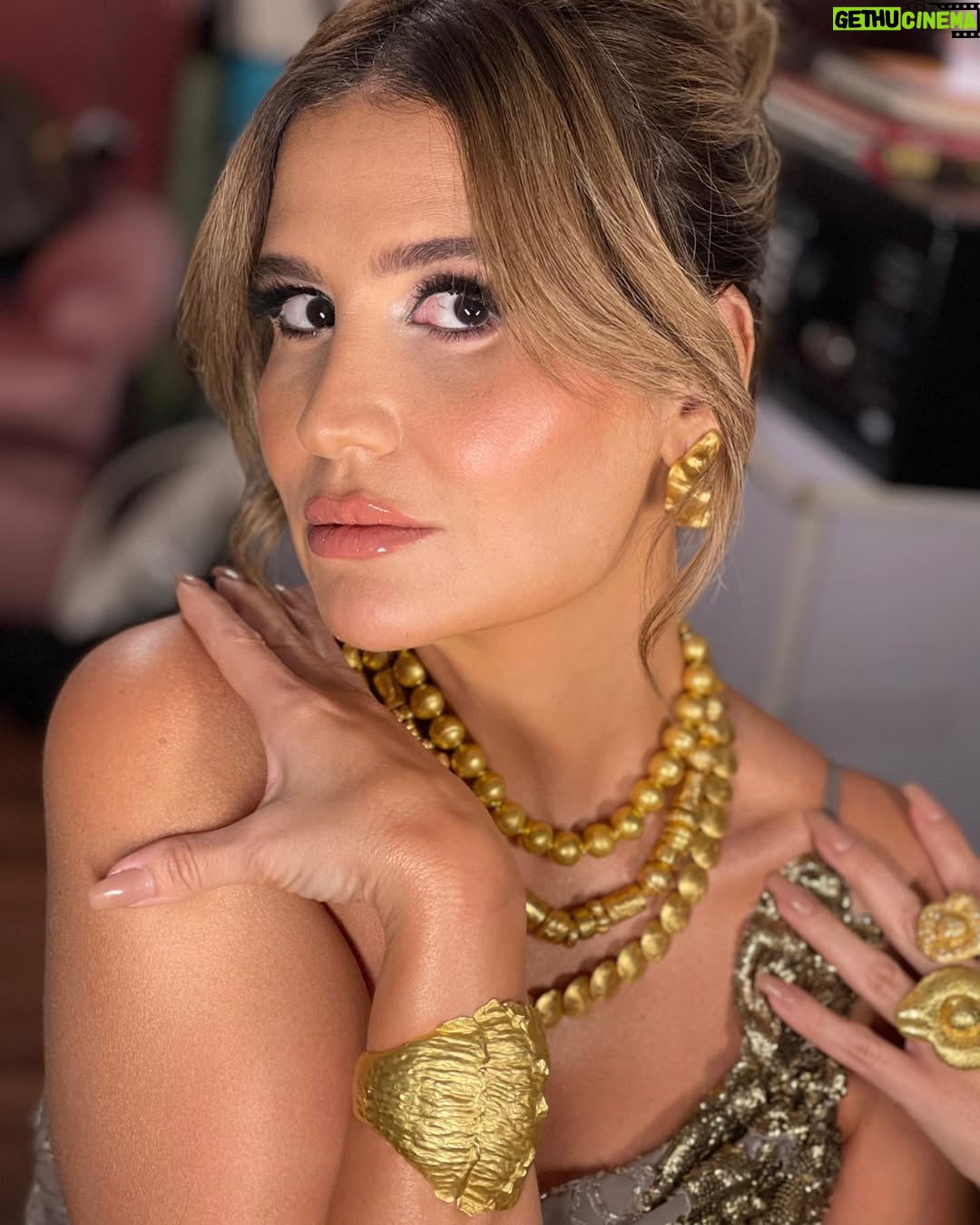 Hana Sheha - 9.7K Likes - The ever-gorgeous @hanashiha 😍💋Keep glowing, beautiful! ✨
Hair : @malaksamy_1
@alsagheersalons @mostafaalsagheer
Jewelry: @nadosjewellery
Body glow: @dormibeauty
Lashes: @dollslashes_
@charlottetilburyarabia